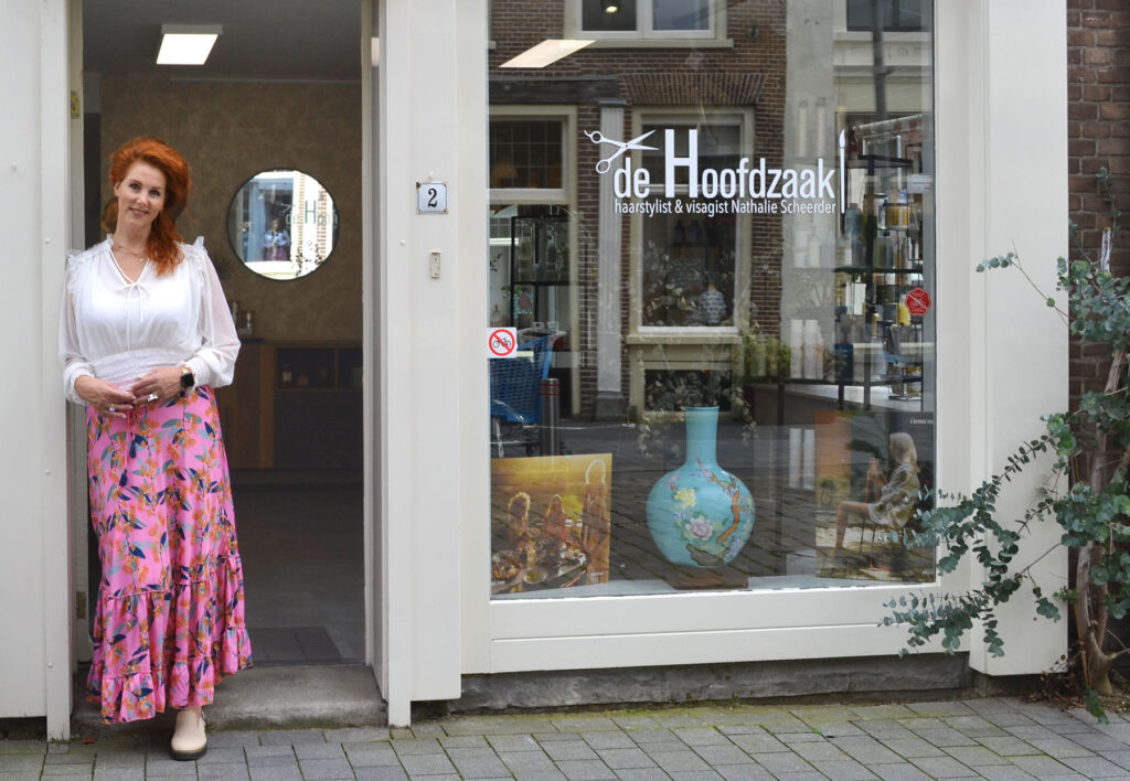 nathalie voor haar kapsalon de Hoofdzaak in Zutphen