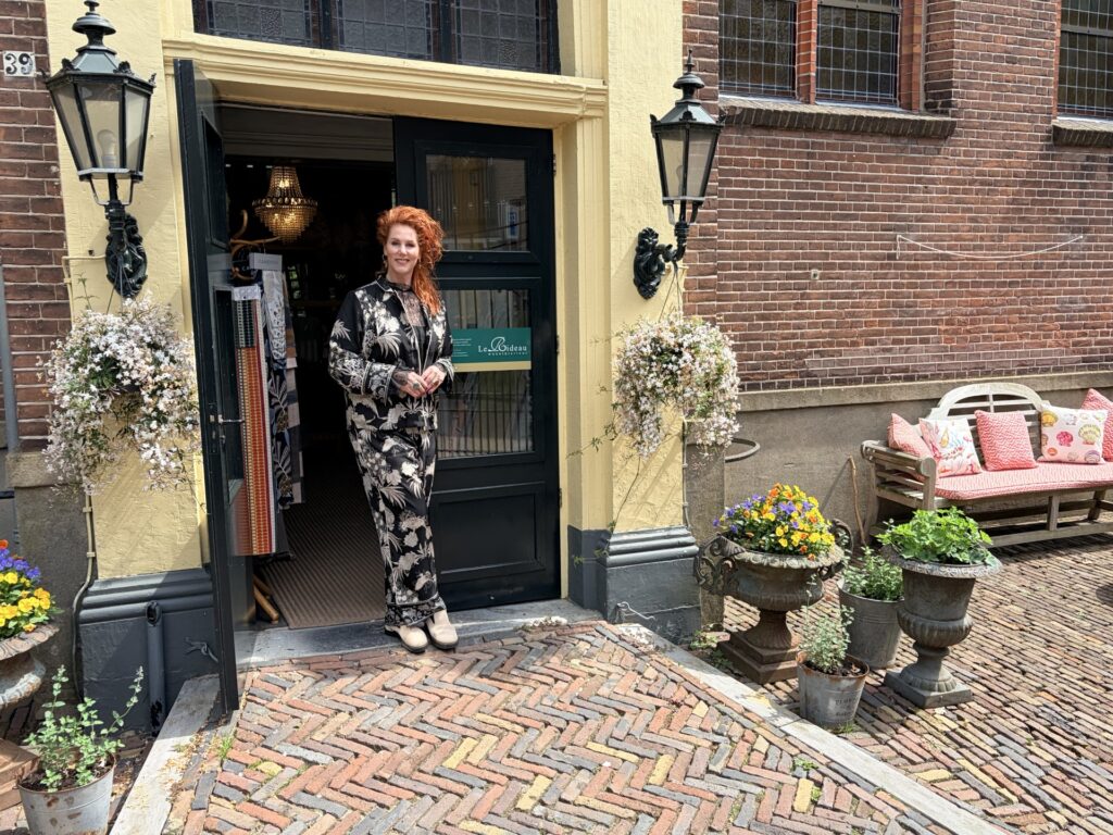 Nathalie voor haar kapsalon de Hoofdzaak in Zutphen
